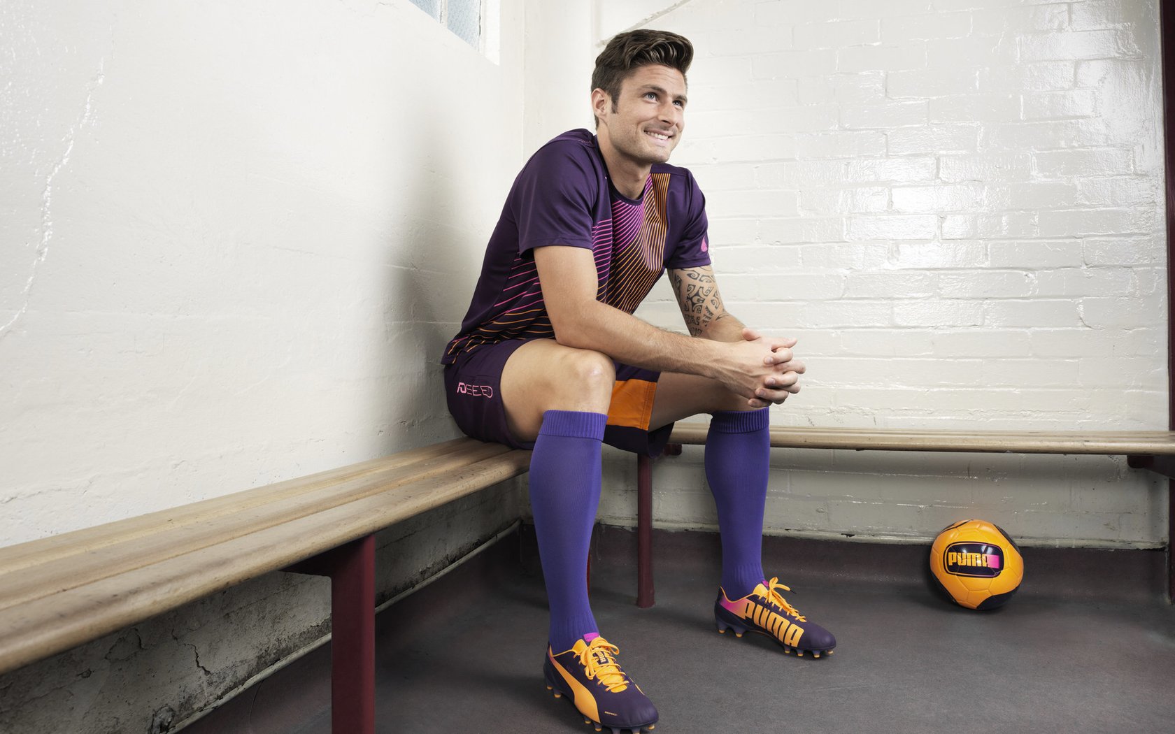 社交媒体热议：球迷对裁判判罚疯狂吐槽，球迷辱骂裁判怎么判罚